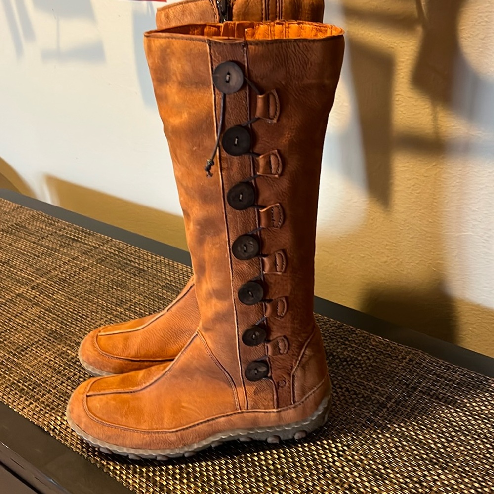 Born suede boots